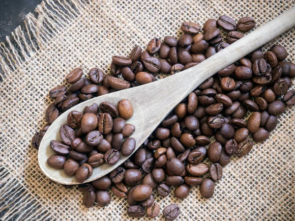 Kaffeebohnen Hintergrund mit Holzlöffel — Stockfoto