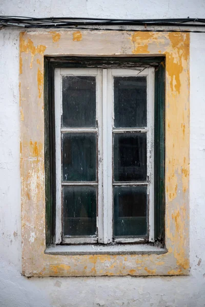 Старое окно заброшенного дома в руинах — стоковое фото