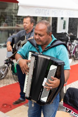 Vilareal de Santo Antonio, Portekiz - 12 Ekim 2.019 - Sokak müzisyenleri şarkı söylüyor