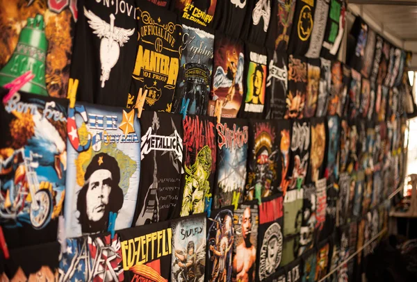 Vilareal de Santo Antonio, Portekiz - 12 Ekim 2.019 - Sokak pazarındaki Rock tişört dükkanı