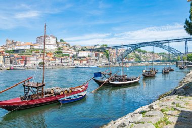 Douro Nehri ve şarap fıçılı geleneksel tekneler ve Porto 'daki Luis Köprüsü Vila Nova de Gaia, Portekiz şehir manzarası