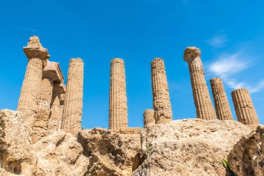 Tapınaklar Vadisi (Valle dei Templi), Agrigento, Sicilya. Arka planda Sicilya Tapınağı kalıntıları