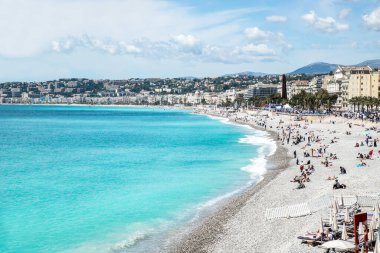 Nice 'deki kumsal manzarası, gök mavisi kıyı Akdeniz, Fransa