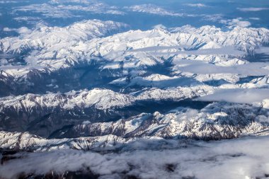 Bulutların ve sislerin üzerindeki dağ manzarası