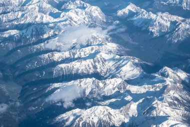 Bulutların ve sislerin üzerindeki dağ manzarası