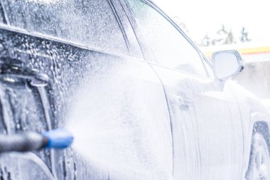 Araba yıkamada köpük vardı.