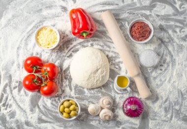 Napoli pizzası yapmak için gerekli malzemeler. Çiğ İtalyan pizzası hazırla. 