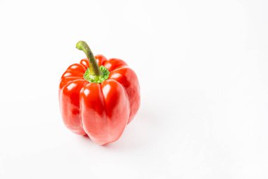 Beyaz arka planda kırmızı tatlı biber