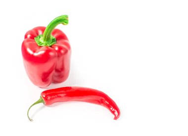 Kırmızı kırmızı biber ve kırmızı tatlı biber beyaz arka planda