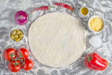 Napoli pizzası yapmak için gerekli malzemeler. Çiğ İtalyan pizzası hazırla. 