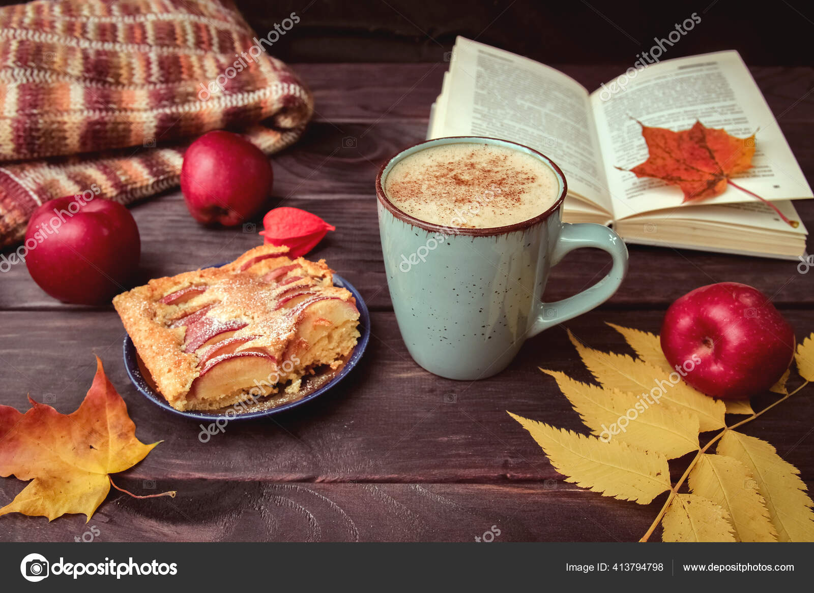 苹果派一本书红苹果一杯咖啡在黑暗的木制桌子上秋天的背景喝茶和看书的时间 图库照片 C Irina Belowa 苹果派一本书红苹果一杯咖啡在黑暗的木制桌子上秋天的背景喝茶和看书的时间 图库照片 C Irina Belowa