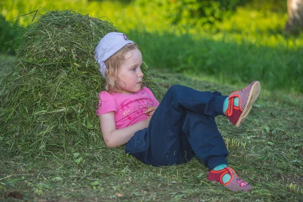 Маленькая Девочка Отдыхает Сухой Траве Летом — стоковое фото