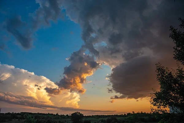 Wieczorny Krajobraz Chmurami Cumulus Oświetlonymi Słońcem — Zdjęcie stockowe