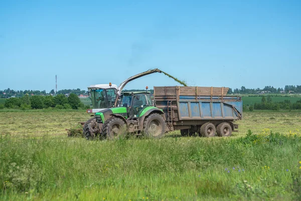 Gras Maaien Met Zware Landbouwmachines — Stockfoto