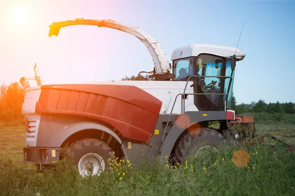 Klippning Gräs Med Tunga Jordbruksmaskiner Juni — Stockfoto