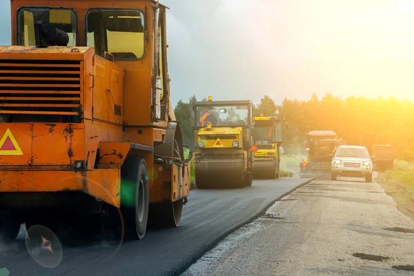 Kırsal bölgelerde asfalt döşeyen yol yapımı çalışmaları