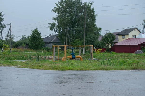 Gaz vanası sokaktaki tel örgülerle çevrili.