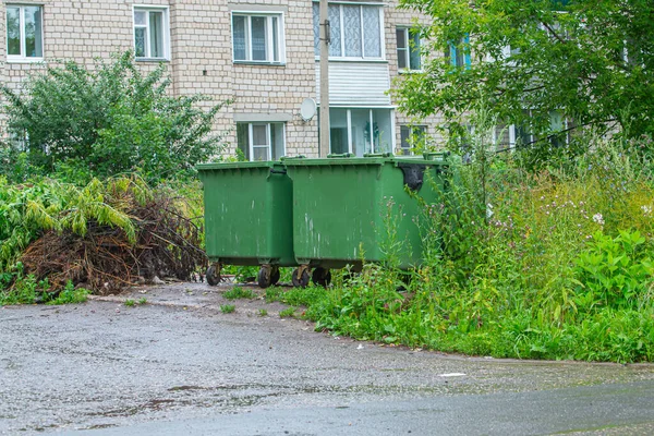 Poubelles Vertes Près Des Maisons Parmi Les Arbres — Photo