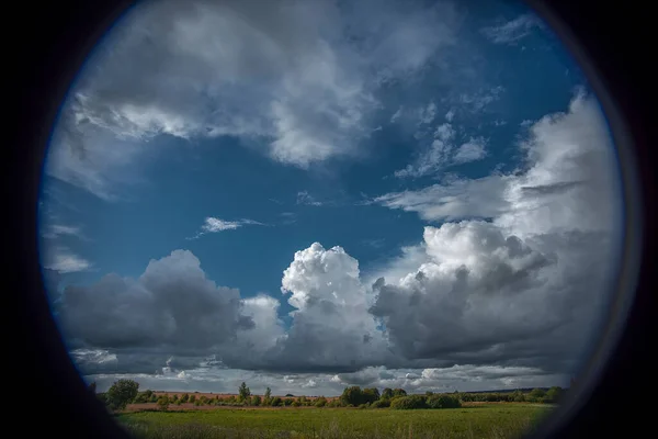 Zomer Warm Landschap Met Witte Wolken Bomen — Stockfoto