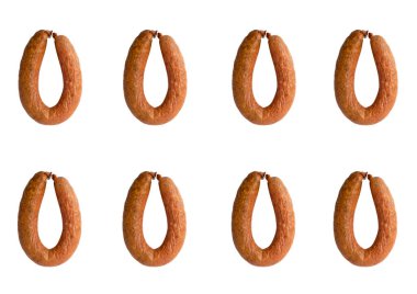 Beyaz arka planda füme sosisli simit. Lezzetli.