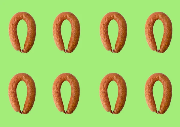 Açık yeşil arka plan lezzetinde füme sosisli simit.