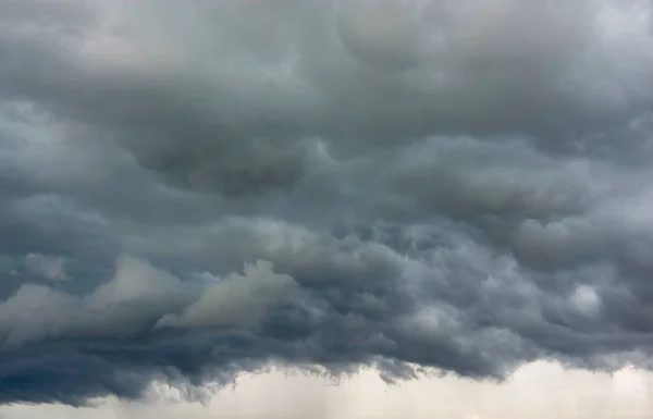 Bulutlarda toplanan kara Cumulus bulutları yağmur yağacak.