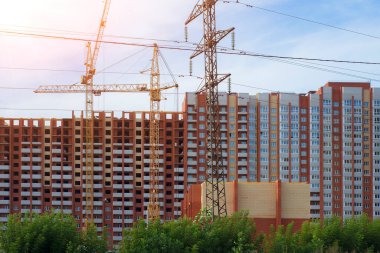 Altyapısı olan bir apartman inşaatı