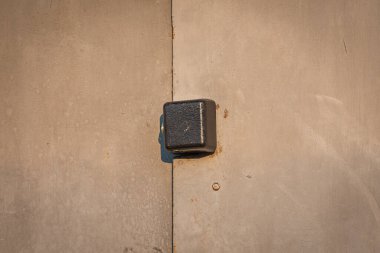 Asma kilitli eski paslı garaj kapıları.