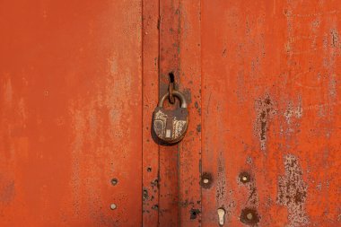 Asma kilitli eski paslı garaj kapıları.