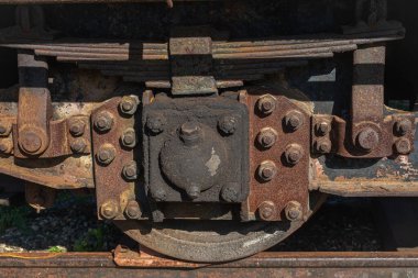 Eski buhar lokomotiflerinin tekerlek dokuları raylarda