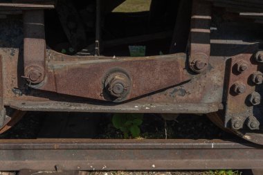 Eski buhar lokomotiflerinin tekerlek dokuları raylarda