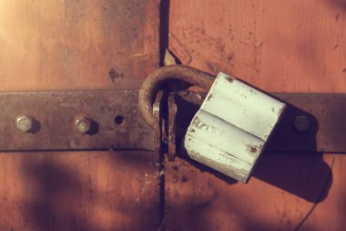 Asma kilitli eski paslı garaj kapıları.