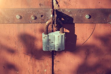Asma kilitli eski paslı garaj kapıları.