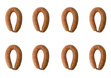 Beyaz arka planda füme sosisli simit. Lezzetli.