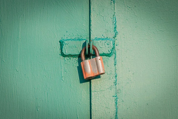 Asma kilitli eski paslı garaj kapıları.