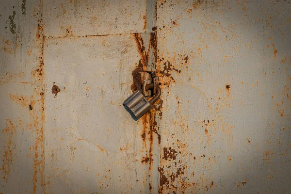 Old Rusty Garage Doors Padlocks — Stock Photo, Image