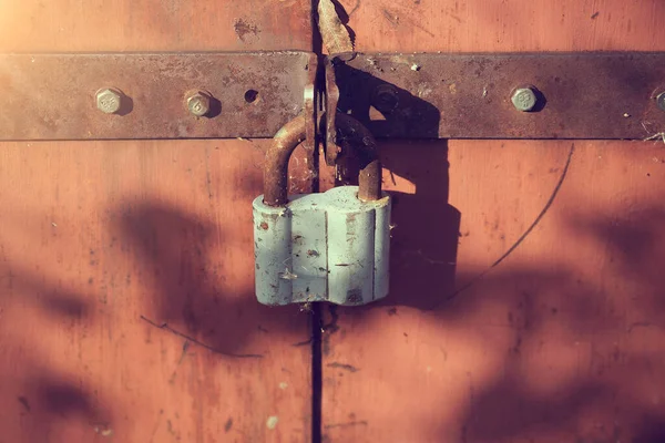 Asma kilitli eski paslı garaj kapıları.