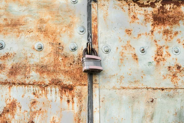 Alte Rostige Garagentore Mit Vorhängeschlössern — Stockfoto