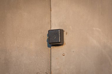 Asma kilitli eski paslı garaj kapıları.