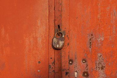 Asma kilitli eski paslı garaj kapıları.
