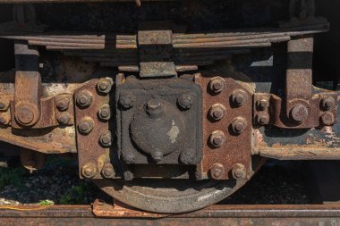 Eski buhar lokomotiflerinin tekerlek dokuları raylarda