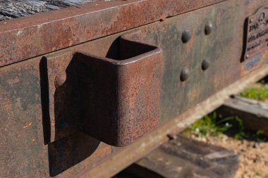 Eski buhar lokomotiflerinin tekerlek dokuları raylarda