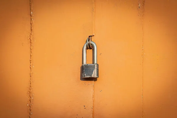 Asma kilitli eski paslı garaj kapıları.