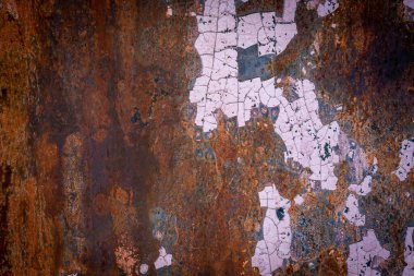 Yüzeyinde aşınma olan paslı demir dokusu.