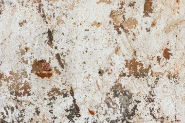 Alçı kalıntılarıyla eski tuğla duvar