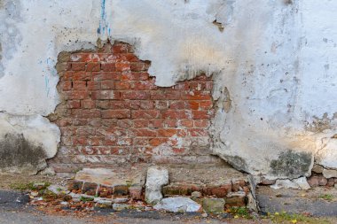 Tuğla duvar alçı 1 kalıntıları ile