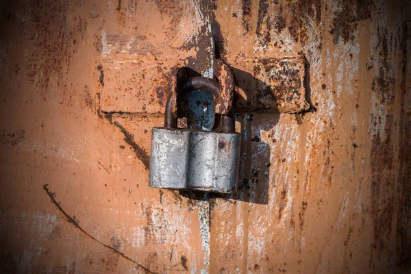 Viejas Puertas Garaje Oxidadas Con Candados — Foto de Stock