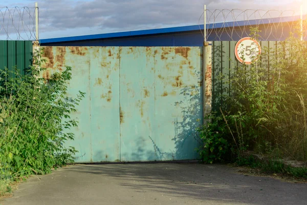 机库上由板材制成的铁门 — 图库照片