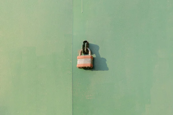 Asma kilitli eski paslı garaj kapıları.