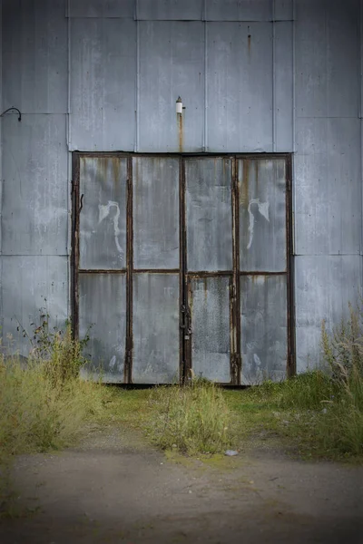 Hangardaki kumaştan yapılmış demir kapılar.